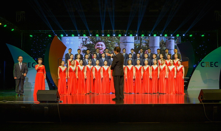 黃美珍、魏明政與華東分院合唱團(tuán)在高大陸的指揮下唱響新能源.jpg