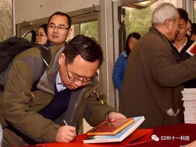 年會現(xiàn)場， 干部員工們領(lǐng)取趙院長的書籍和臺歷.webp.jpg