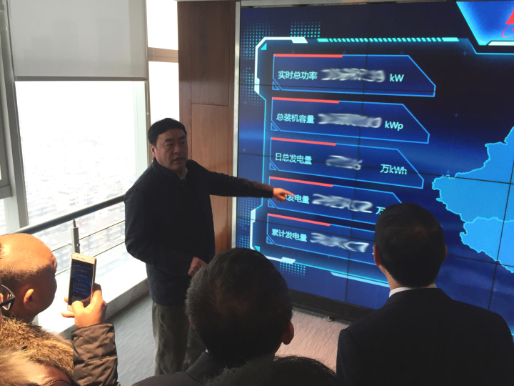 7-趙振元同志帶領(lǐng)與會干部現(xiàn)場觀摩“十一科技新能源運管中心”.jpg