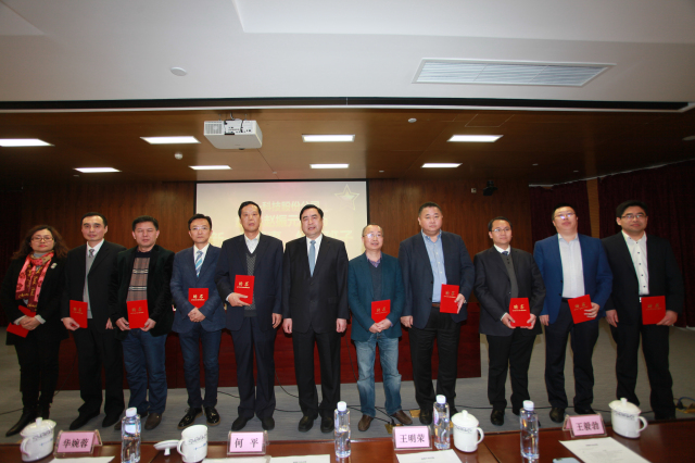 21-十一科技股份公司執(zhí)行班子成員何平、王明云、王毅勃、孫明、白焰、余才志、王利、萬里浪、季超、姚紅親切合影.jpg