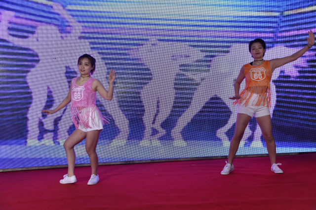 7-華東分院院辦、質(zhì)量部熱舞《Playing with fire》.jpg